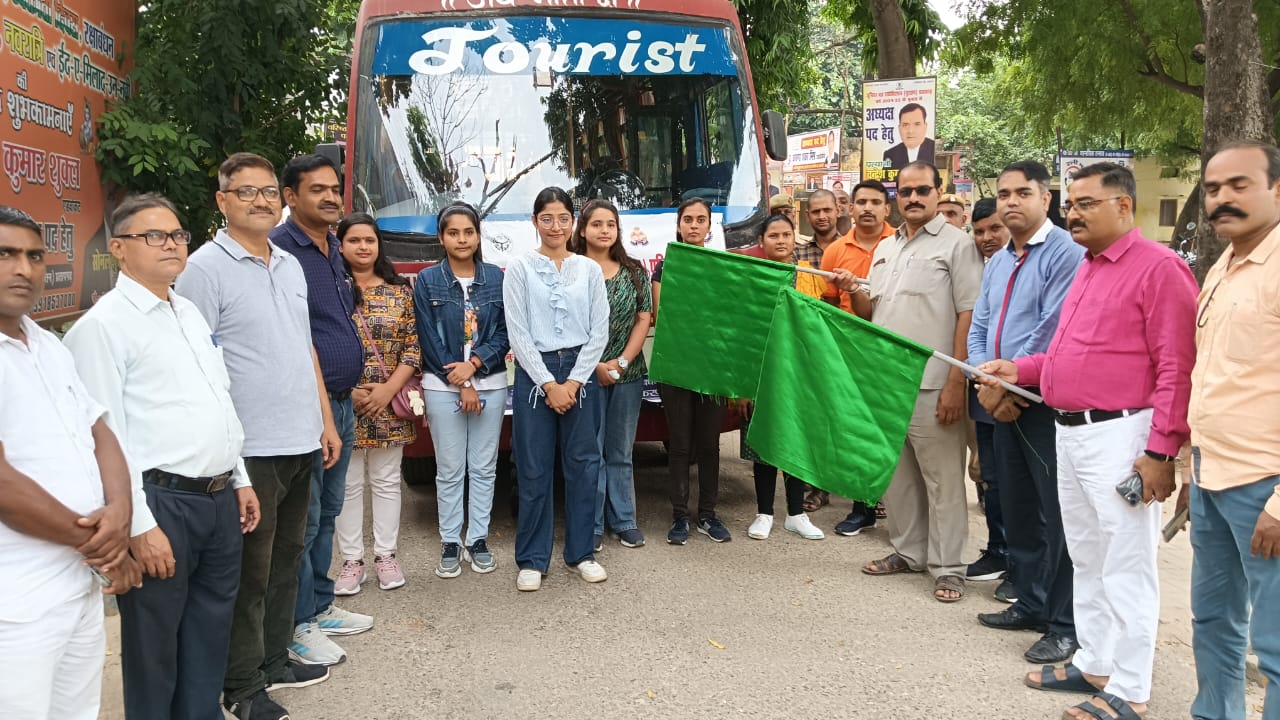 आपदा मित्रों को 12 दिवसीय  प्रशिक्षण हेतु हरी झंडी दिखाकर बस को लखनऊ के लिए किया गया रवाना